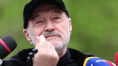 Gigi Becali a început să cânte în direct, la TV, și i-a transmis un mesaj lui Marius Șumudică: „E numărul 2”