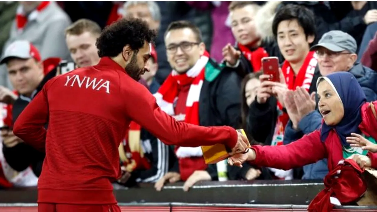VIDEO | Salah i-a oferit tricoul unei fane, dar s-a trezit cu un... cadou. Reacția egipteanului :)