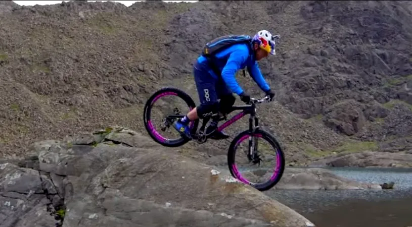 VIDEO | Sport extrem sau nebunie curată? Un ciclist scoțian a sfidat moartea la o altitudine de 992 de metri