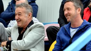 Gigi Becali i-a chemat pe cei doi fotbaliști la Marriott pentru a semna cu FCSB. Jucătorii au venit cu Meme Stoica și negocierile s-au încheiat după doar două minute: „Eram vai de steaua noastră, ponosiți de la Bacău”