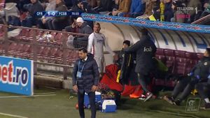 VIDEO | Ce îi spune, de fapt, Alibec lui Dică în momentul schimbării din jocul cu CFR Cluj. De ce ar putea avea dreptate atacantul FCSB-ului

