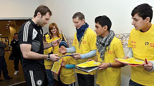 Chelsea cu inimă mare!** Jucătorii lui Rafael Benitez au oferit autografe și s-au pozat cu șase copii ce suferă de cancer