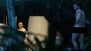 FOTO | Războiul nudurilor. Croații au intrat în silenzio stampa, supărați din cauză că au fost pozați goi la piscină