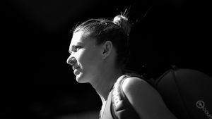 GALERIE FOTO | 6 imagini care spun povestea victoriei Simonei Halep în fața japonezei Naomi Osaka. Zâmbetele, încordarea fanilor, un serviciu cum nu speram să vedem și definiția determinării