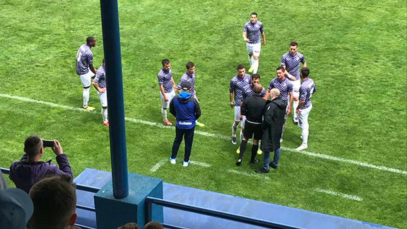 Scandalul uriaș de la ACS Poli - U Cluj continuă! Președintele bănățenilor acuză că s-au întâmplat lucruri necurate. Ce a văzut de pe margine: "Îl cheamă pe central și-i spune: 'Dă-i roșu lu'' ăla, să-l scoți!'. Nu mi-a venit să cred. Tușierul vorbea cu Lobonț cu mâna la gură, să nu se vadă ce-și spun"