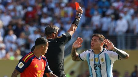 Scandal monstru în minutul 90+4 din Spania – Argentina! Enzo Fernandez a fost eliminat pentru un fault inconștient, Messi a cerut roșu pentru Cucurella!