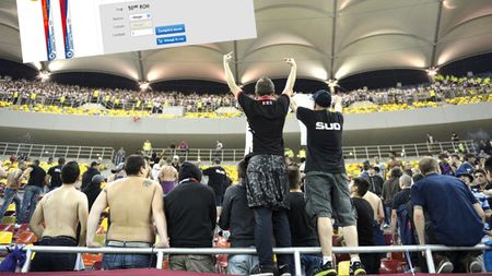 Bișnițarii de la Steaua - Chelsea au mai găsit o "nișă" pe care să o fructifice. **Incredibil: fularele create pentru meciul cu englezii, vândute la supra-preț