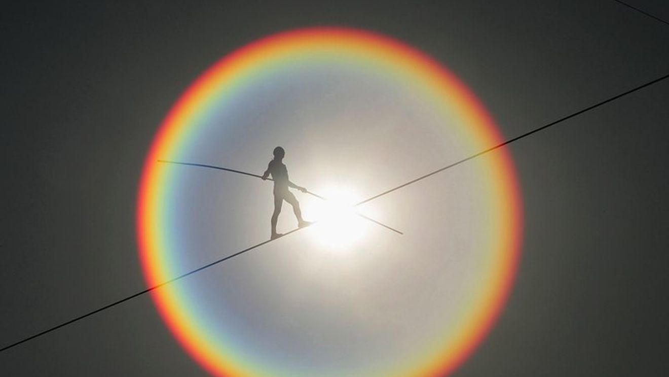 Fotografia zilei / Echilibru instabil deasupra râului Han