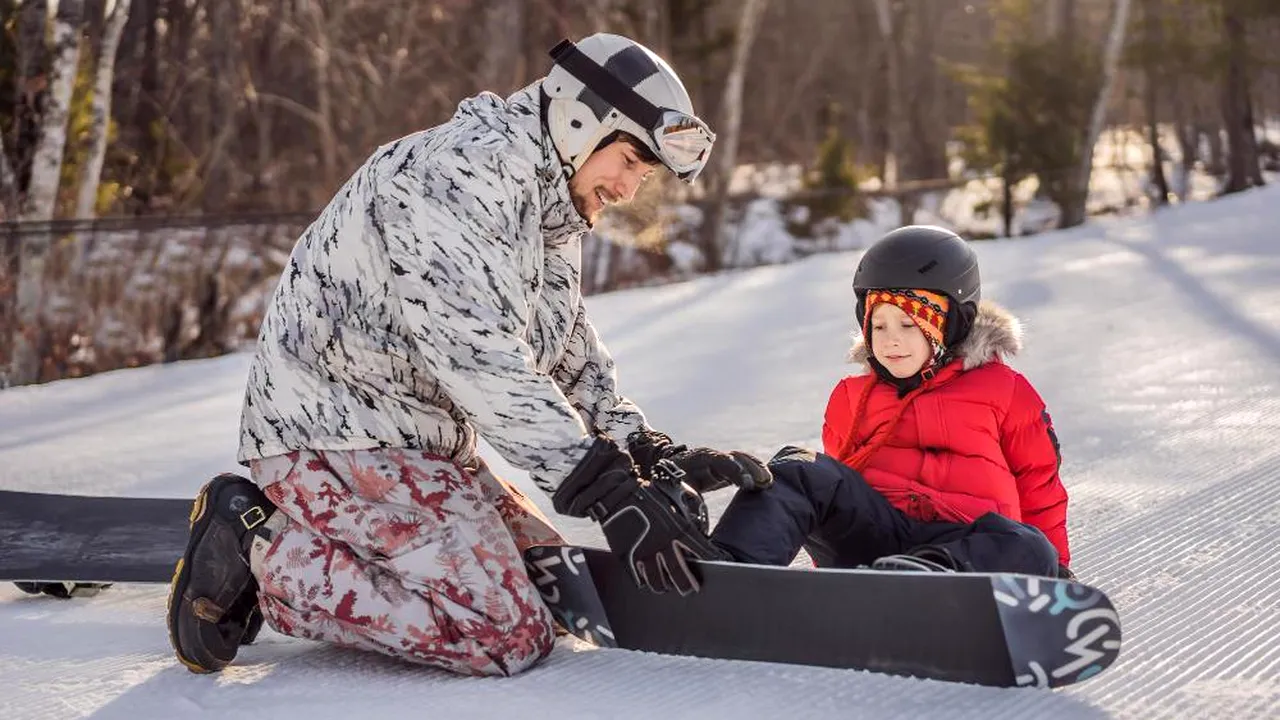 ADVERTORIAL. Echipamentul esențial pentru snowboarding: ce trebuie să știi înainte de prima coborâre pe pârtie