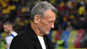 Gică Craioveanu a cerut să intre în direct prin telefon și a făcut prăpăd după AEK – Craiova: „Arbitrul i-a împins de la spate!”