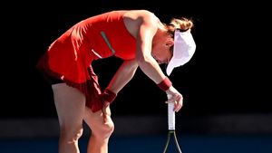 Jurnalistul american care investighează acuzațiile aduse Simonei Halep, dezvăluire care îi poate compromite total cariera: „Pașaportul biologic monitorizează dopajul sanguin și e crucial în cazul ei!" Românca, pusă în aceeaşi oală cu cicliştii