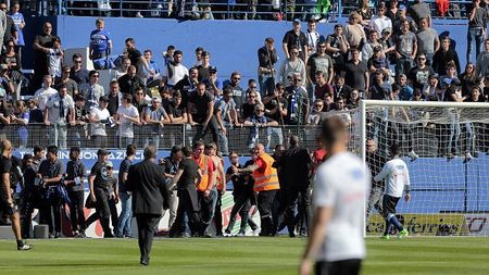 Haos în Corsica! VIDEO | BĂ‚TUȚI de fanii lui Bastia, jucătorii lui Lyon nu au vrut să înceapă meciul! UPDATE: Partida a fost abandonată după 45 de minute. Fanii gazdelor au scăpat de sub control la pauză