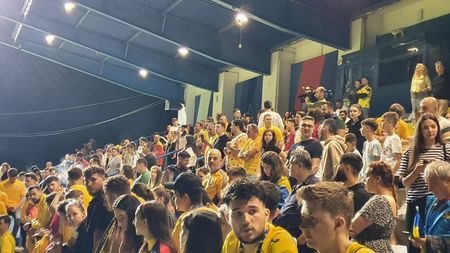 Imagini fabuloase: fanii naționalei au luat cu asalt Mogoşoaia, unde i-au aşteptat pe fotbaliştii României de la EURO! Atmosferă electrizantă după miezul nopții