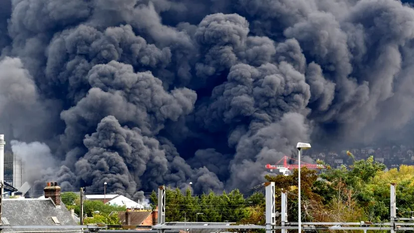 FOTO & VIDEO | Incendiu masiv la un combinat chimic din Franța! Pompierii se luptă cu focul de ore bune