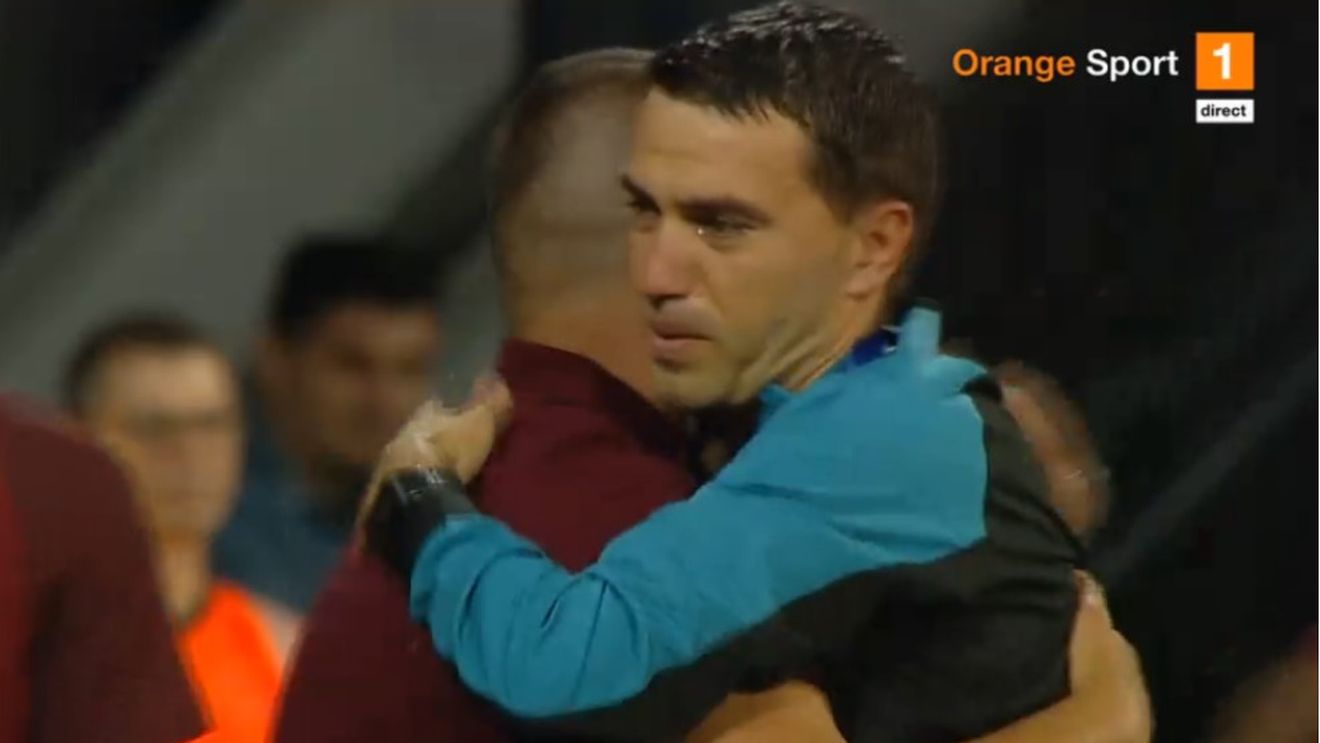 Ovidiu Hațegan, copleșit de emoții la revenirea în arbitraj, chiar în fața publicului din orașul natal! A fost aplaudat de întregul stadion