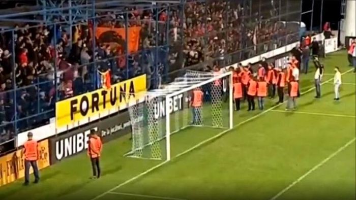 Mai mulți suporteri dinamoviști, interziși pe stadioane și amendați după incidentele de la meciul cu Viitorul! Măsurile luate de Jandarmerie