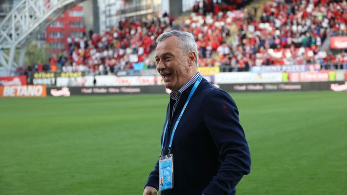 Cum a fost întâmpinat Mircea Rednic la stadion de ziua sa: „Dacă Dumnezeu vrea să mor aici, o să mor aici, la UTA” | VIDEO