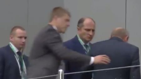 Putin, la un pas să facă o "baie" de șampanie. VIDEO | Hamilton nu a ținut cont cine se află lângă el și a declanșat sărbătoarea