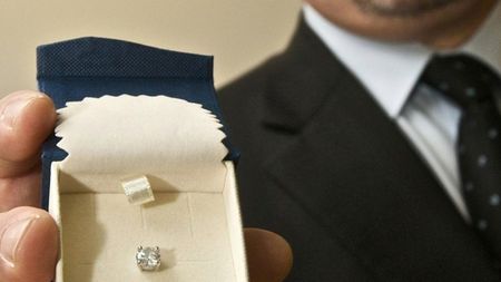 Fiscul italian scoate la licitație** cercelul lui Maradona!