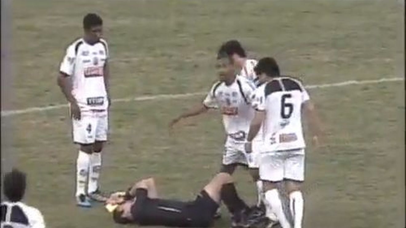 VIDEO A învățat de la jucători!** Știați că și arbitrii simulează? Vezi gestul incredibil al unui "central" din Brazilia!