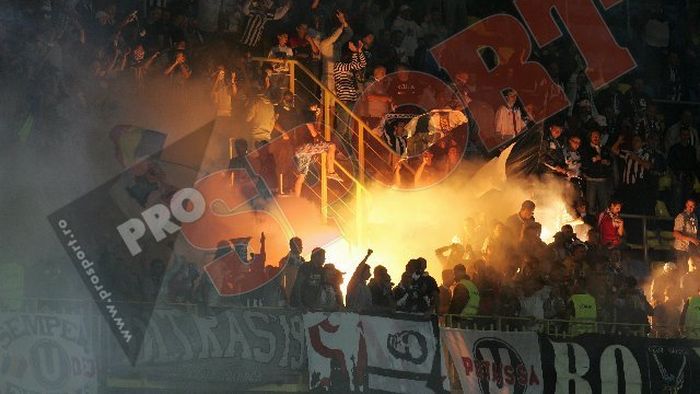 NEBUNIE la Mediaș! Rui Duarte, **aproape de a fi rănit de o petardă aruncată de un fan al "U"! Walter a intrat pe teren și i-a calmat pe fani