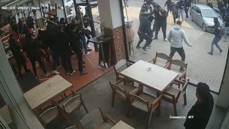 Incidente între ultrașii lui Dinamo și ai celor de UTA! Prima reacție a Jandarmeriei! VIDEO