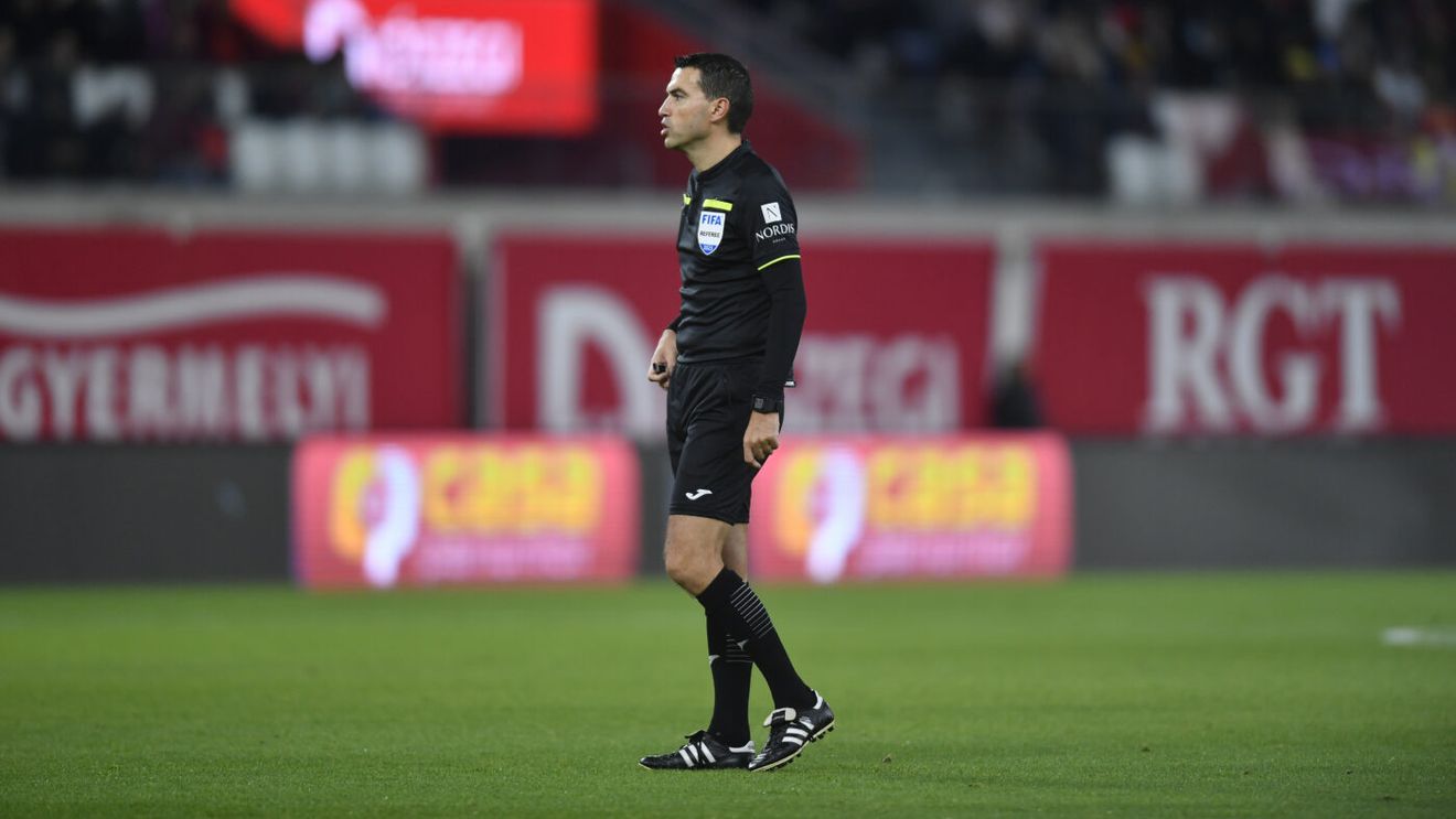 Fază extrem de controversată în Rapid - FCSB! Giuleștenii au cerut penalty în minutul 29, Ovidiu Hațegan s-a dus și a stat două minute la VAR și a luat decizia