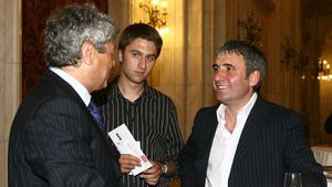 „Gică Hagi l-a făcut praf pe Mircea Lucescu pe unde l-a prins, deşi l-a ajutat. A vorbit urât de el”. Lucrurile putrede din Generația de Aur, scoase la suprafață de Dănuț Lupu