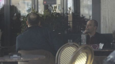 Marius Avram, tot mai relaxat după ce s-a retras din fotbal. Fostul arbitru FIFA, surprins, la un „pahar de vorbă” și un trabuc, pe o terasă din capitală| EXCLUSIV FOTO & VIDEO