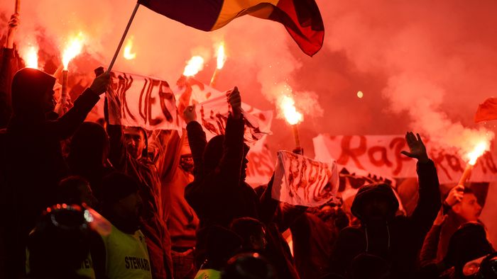 FRF vs suporteri! Federația îi dă în judecată pe fanii care au produs incidente la partida cu Polonia