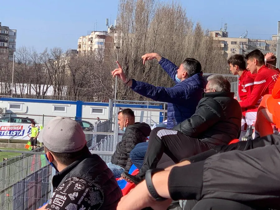 Sorin Colceag a dat indicatii din tribuna la meciul dintre Dinamo 2 si Steaua