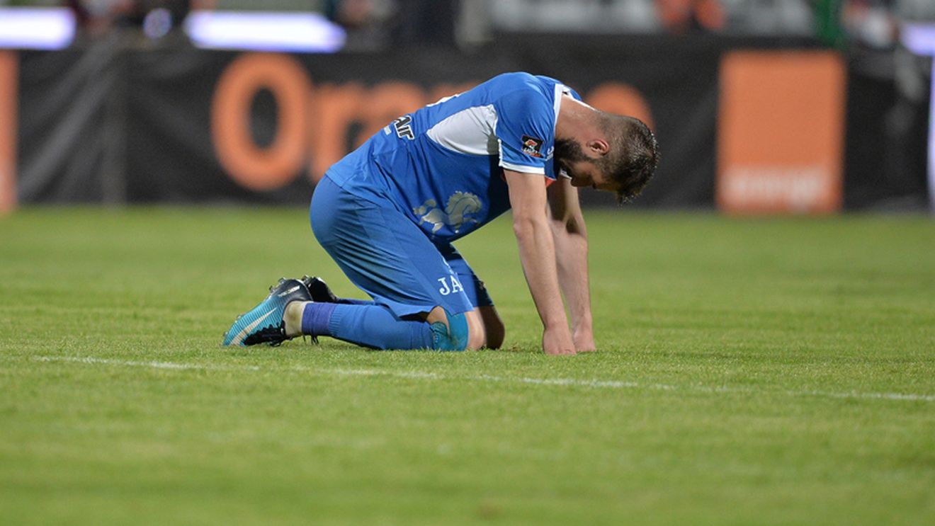 Probleme mari pentru fotbaliștii ieșeni înainte și după meciul cu Dinamo. Doi titulari au vomitat în drum spre stadion, iar Qaka a cerut schimbare după ce i s-a făcut rău pe teren. Alți șapte jucători și membri ai staffului au "căzut" după meci
