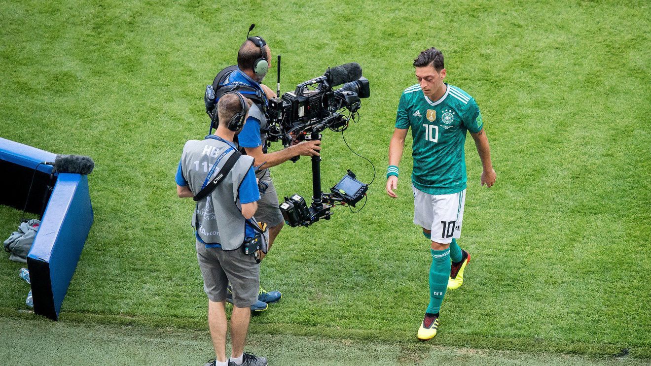 Ozil a rupt tăcerea după eșecul de la Cupa Mondială: "Doare atât de mult! Nu am fost suficienți de buni". Hashtagul adăugat de mijlocașul lui Arsenal la postarea pe Twitter