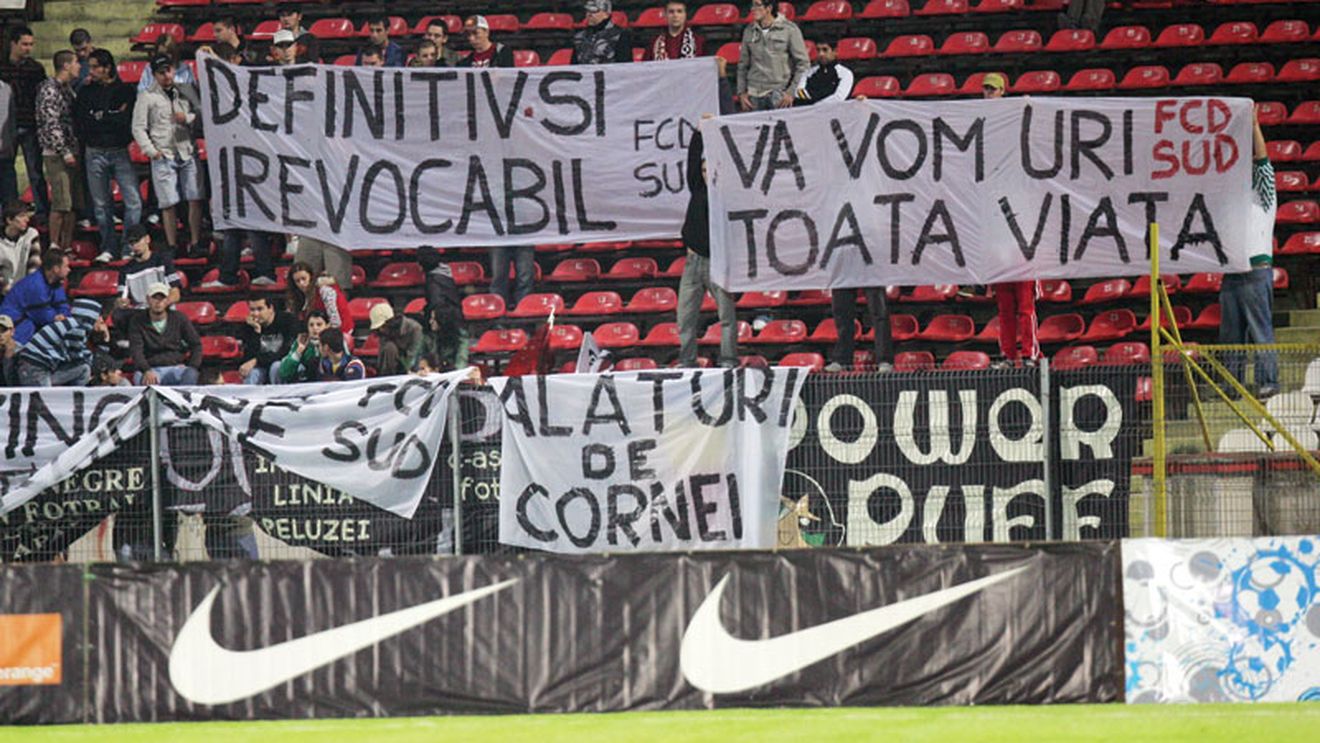 Suporterii dinamoviști către petrecăreți: „Plecați, nesimțiților!"