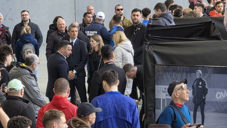 Răzvan Lucescu, la catafalcul lui Mircea Lucescu. Soția Ana-Maria și fiul Matei, alături de antrenorul lui PAOK
