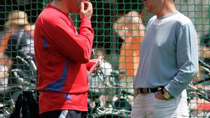 Hagi îi închide telefonul lui Becali!**