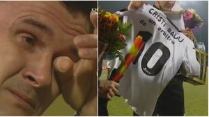 FOTO | Imagini impresionante la Mediaș: Cristi Balaj a plâns înainte Gaz Metan - Astra, ultimul meci al carierei. Cadoul primit de la gazde