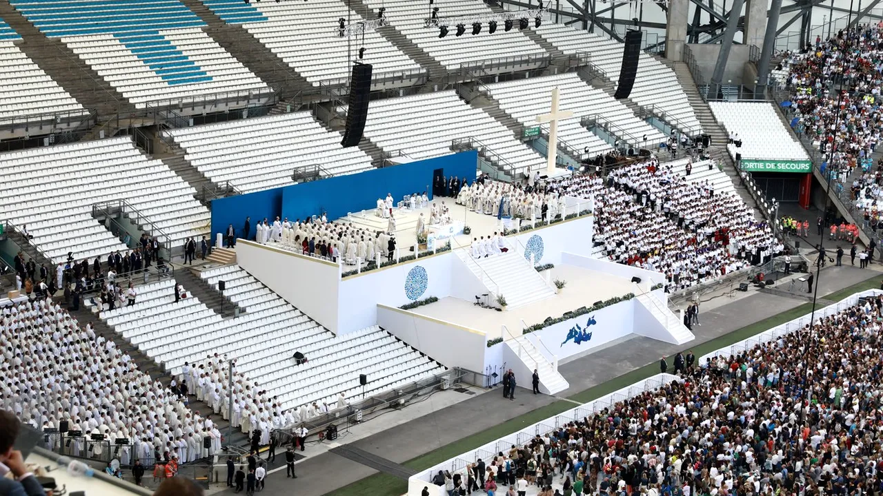 Papa Francisc, primire de senzație pe Stade Velodrome, chiar înainte de marele derby al Franței, PSG - Marseille! Scenografie impresionantă realizată de suporterii lui OM | FOTO