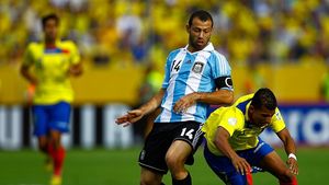 VIDEO Egal și nervi! Mascherano l-a lovit pe șoferul mașinii medicale și a fost eliminat în remiza dintre Ecuador și Argentina!