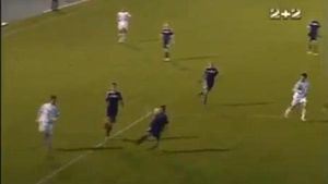 Asta le întrece pe toate! VIDEO** Un fundaș respinge mingea cu capul în propriul careu, arbitrul oprește meciul: n-o să-ți vină să crezi ce decizie a luat! Un fost stelist a fost eliminat