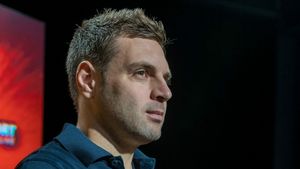 Adi Popa a răbufnit și lansează un atac la adresa MApN, după ce Steaua nu a primit nici în acest sezon drept de promovare: „Nu sunt semnale! Dosarul stă sus și stă bine”. EXCLUSIV