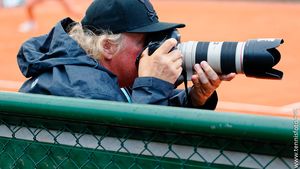 "Tenisul e balet". El este Neal, americanul din Boston care merge după fetele noastre cu aparatul de fotografiat în mână: a studiat România din timpul liceului, apoi a trecut de la punk-ul anilor '70-'80 la arta Simonei Halep. "E cel mai frumos de fotografiat. Are o mie de chipuri, nu trei!"