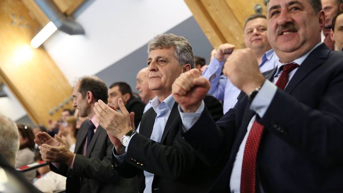 OPINIE | Boroi, între "Înainte, marș!" și "Drepți!"