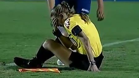 VIDEO: O tușieră a fost făcută K.O., după ce un jucător i-a șutat cu mingea în față