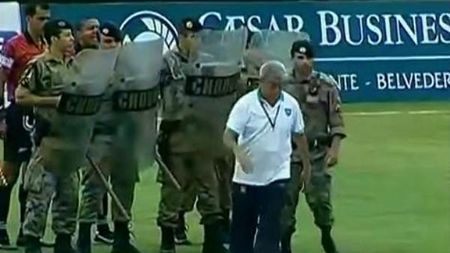 VIDEO Un cartonaș roșu a dezlănțuit infernul!** Arbitrul, scos de pe teren de scutieri! Totul s-a întâmplat la un meci de juniori