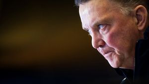 Ce nebunie. Van Gaal vrea să dea lovitura pe Old Trafford cu primul român din istoria lui United. Ofertă de nerefuzat