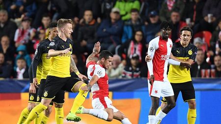 Nicolae Stanciu, un nou joc excelent în Liga Campionilor. Atacat cu pahare de suporterii lui Dortmund, românul i-a trimis mingea printre picioare lui Reus și a fost aproape să marcheze | GALERIE FOTO