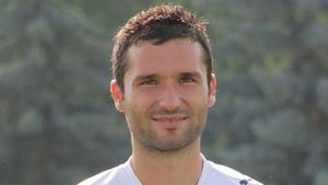 A debutat în urmă cu 13 ani în Liga 1, a fost om de bază la Bistrița, iar acum a strâns 300 de meciuri în Liga 1. Fotbalistul devenit pilon al defensivei la CSM Poli Iași