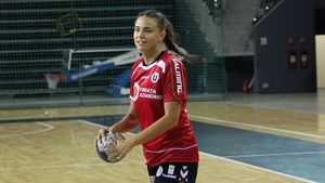 VEDETA ETAPEI | Corina Biriș a marcat un gol fenomenal, de 3 puncte, pentru "U" Cluj în ultima etapă jucată cu Măgura Cisnădie. Echipa fostei internaționale Carmen Amariei a făcut 6 puncte pe mâna a două jucătoare de 18 ani!