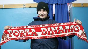 "Jucați fotbal și marcați pentru  noi"